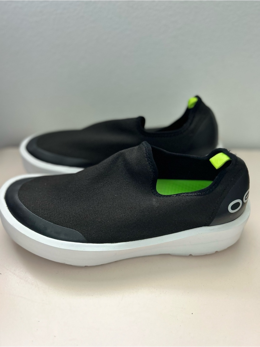 OOFOS OOmg Eezee Low Comfort Recovery Shoes Sneakers Women's Size 9 Black Canvas